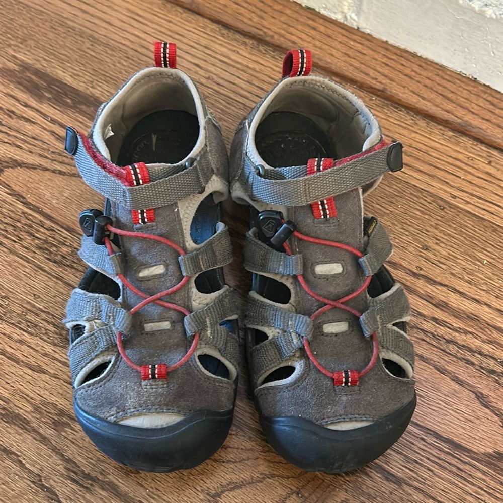 Keen Kids Closed Toe Water Shoes.  Size 4.5 big kids.  Grey and red
